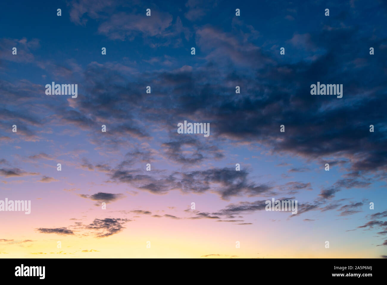 Ciel coloré avec des nuages au coucher du soleil, nature background Banque D'Images