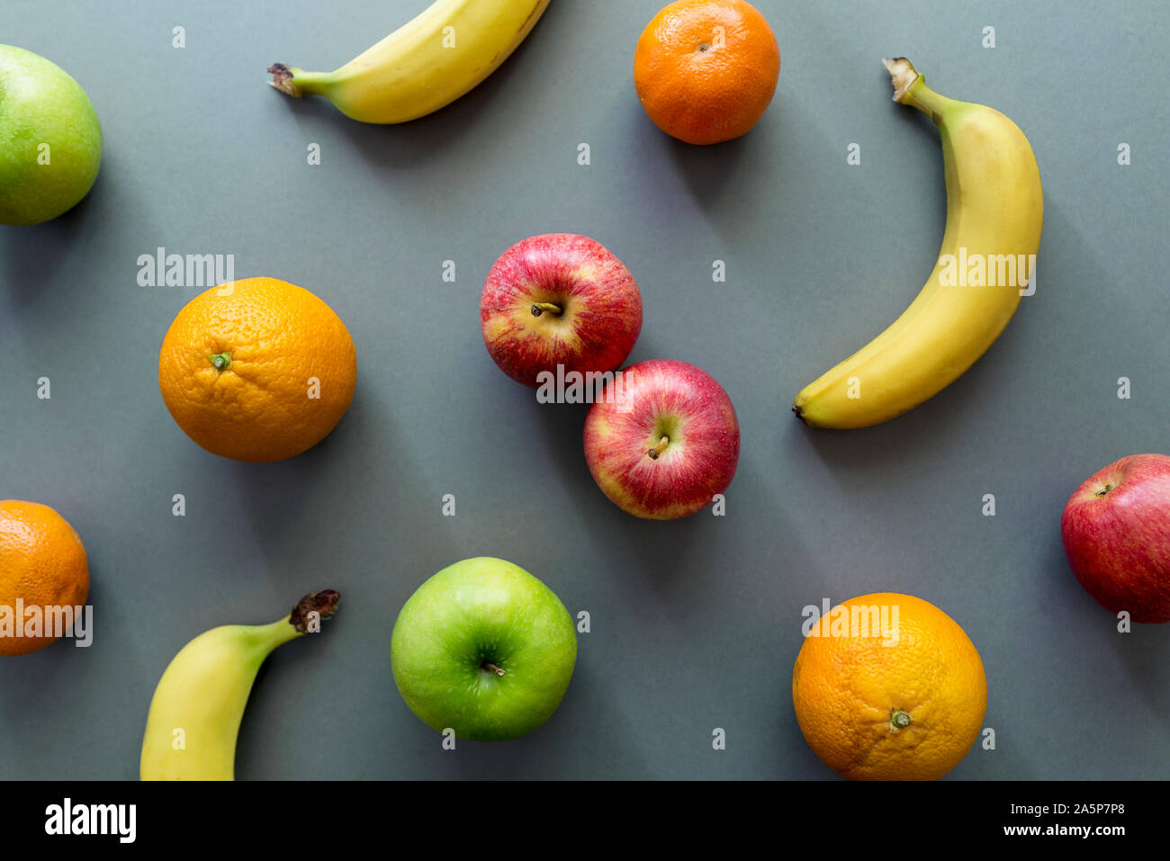 Fruits sur fond gris Banque D'Images
