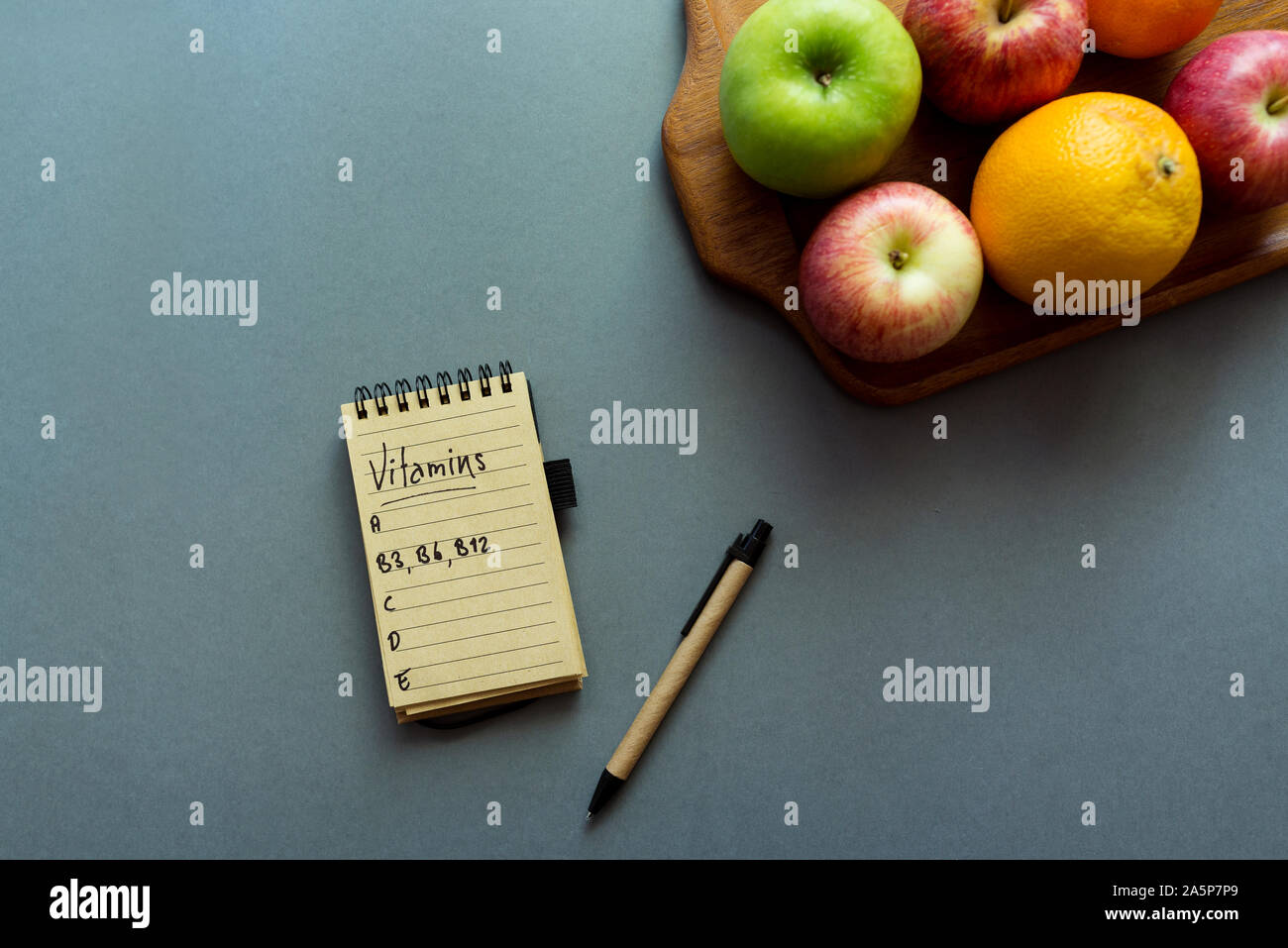 Ordinateur portable et fruits sur fond gris Banque D'Images
