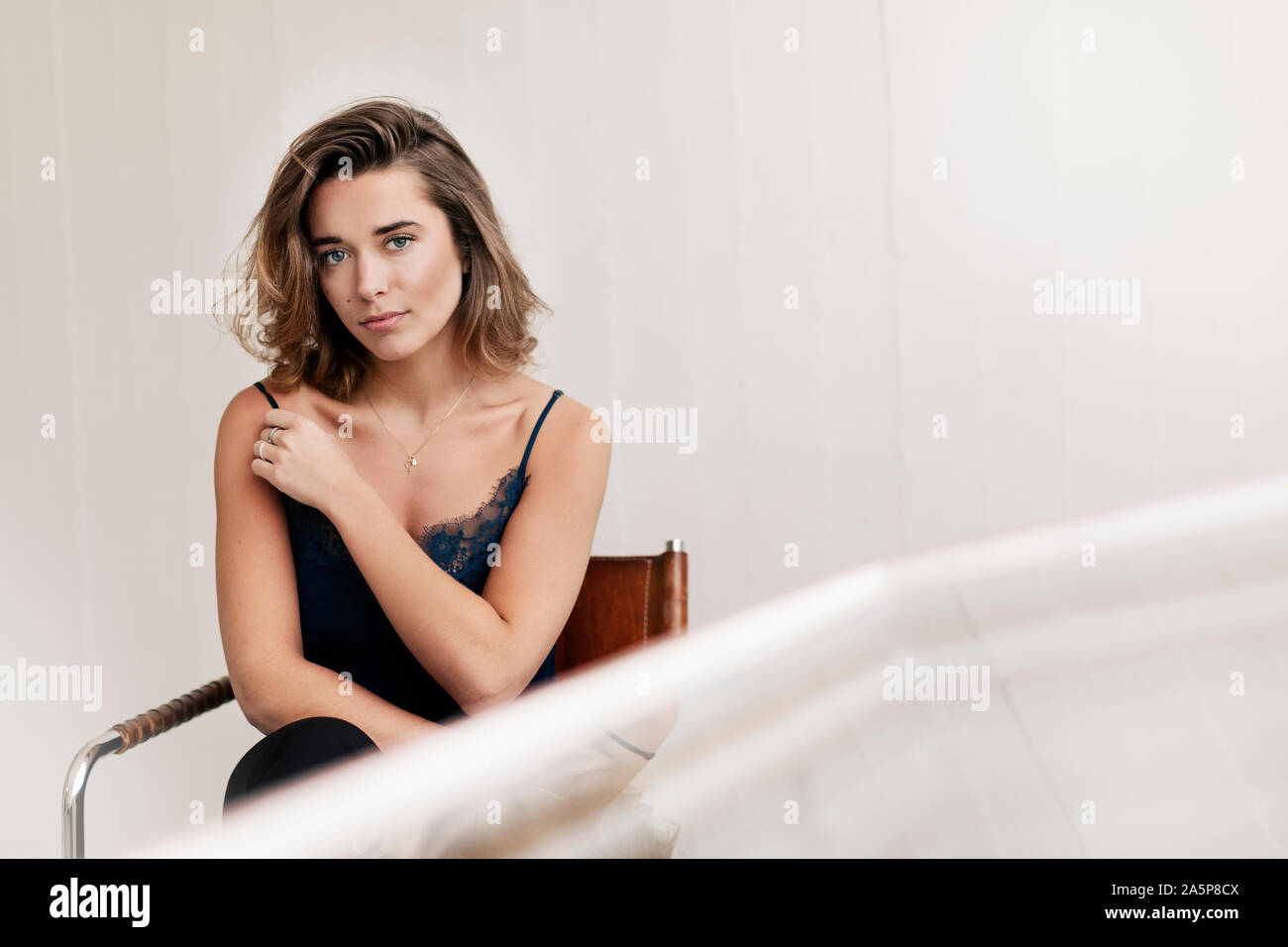 Portrait of young woman wearing nuisette Banque D'Images
