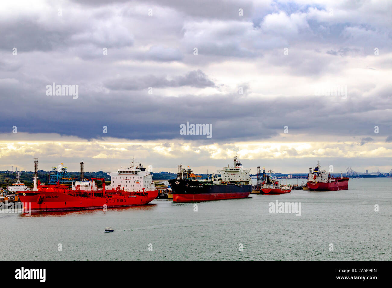 Voyage amarré à la raffinerie de Fawley Hampshire, vue en quittant le port de Southampton, Angleterre, Royaume-Uni. Banque D'Images