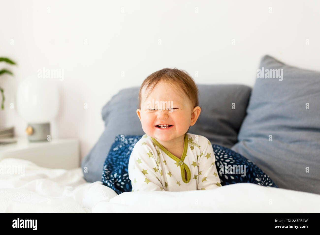 Bebe Heureux Photo Stock Alamy Bebe Heureux Photo Stock Alamy
