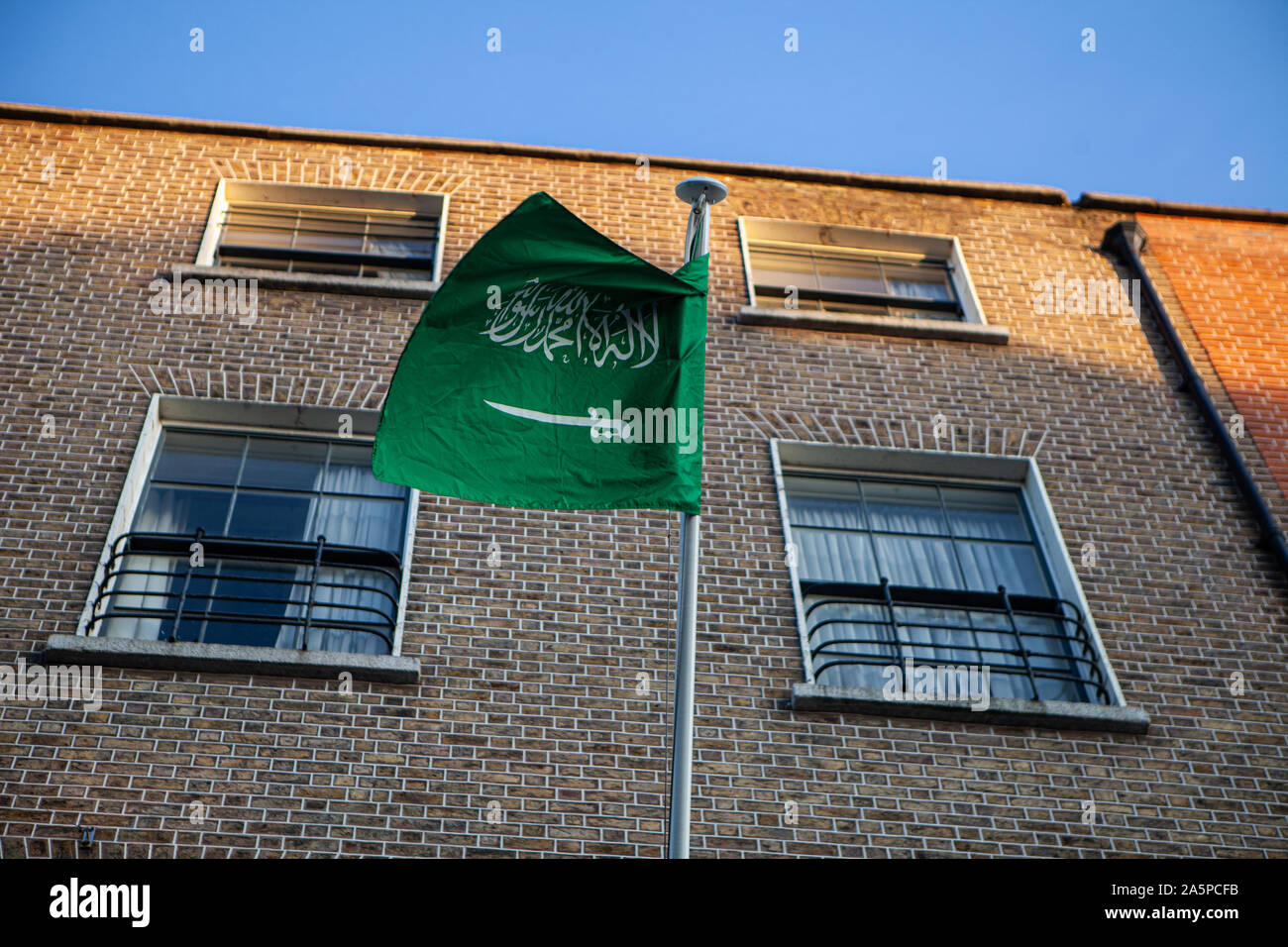 Un drapeau accrocher à l'extérieur de l'ambassade d'Arabie saoudite au cours de la vigile de Jamal Khashoggi.Les membres d'Amnesty International, l'Union nationale des journalistes et de l'armée d'abeilles organiser une manifestation silencieuse devant l'ambassade d'Arabie saoudite à Dublin pour se souvenir de Jamal Khashoggi. Un critique virulent de la famille royale saoudienne, M. Khashoggi a été assassiné dans le consulat saoudien à Istanbul, Turquie, le 2 octobre 2018. Banque D'Images