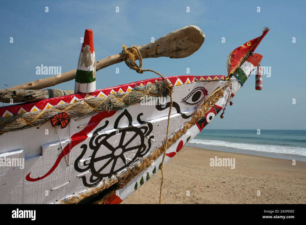 Bateau de pêche peint coloré sur la plage de Puri, Orissa, Inde Banque D'Images