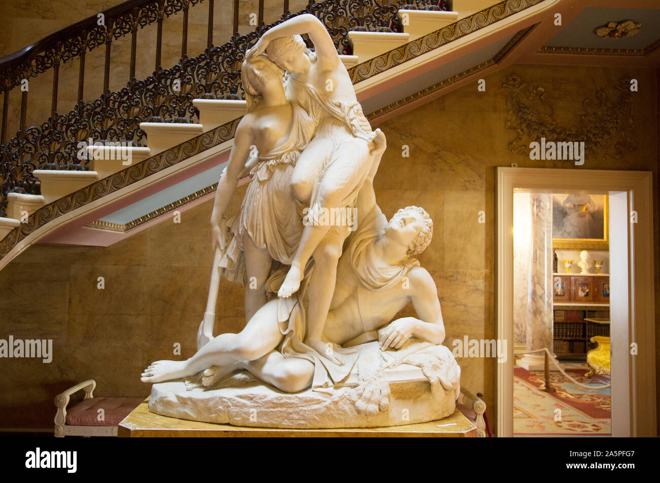 Sculpture en marbre blanc de l'amazones et Argonaut 1846 par Joseph Engel, Osborne House, Cowes, île de Wight, Royaume-Uni Banque D'Images