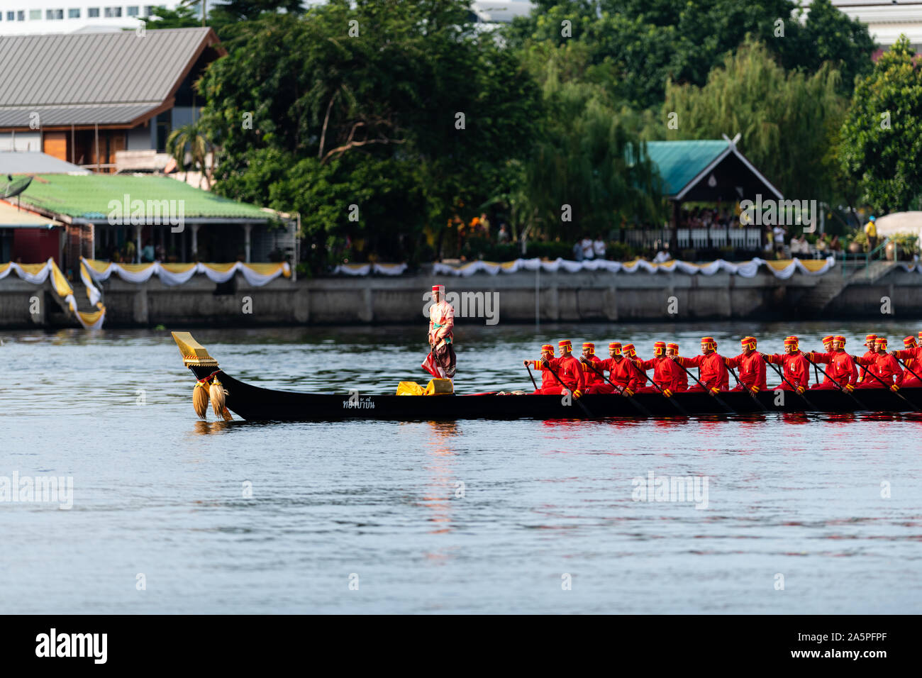 Bangkok, Thaïlande - 21 octobre 2019 : Thai royal barges participer à une procession de Bangkok sur la rivière Chao Phraya. Banque D'Images