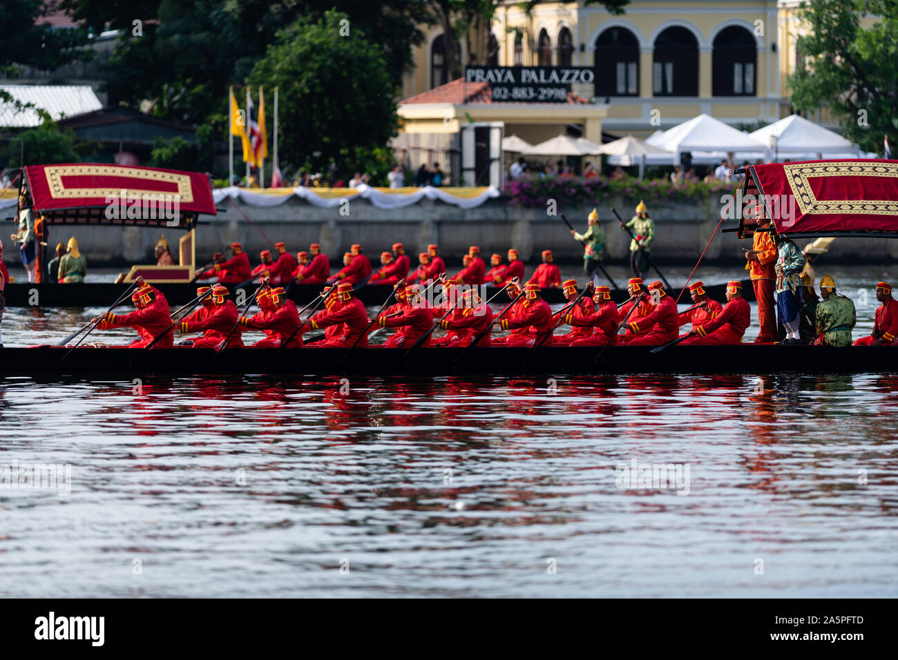 Bangkok, Thaïlande - 21 octobre 2019 : Thai royal barges participer à une procession de Bangkok sur la rivière Chao Phraya. Banque D'Images