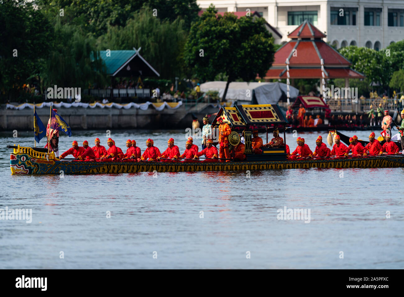 Bangkok, Thaïlande - 21 octobre 2019 : Thai royal barges participer à une procession de Bangkok sur la rivière Chao Phraya. Banque D'Images