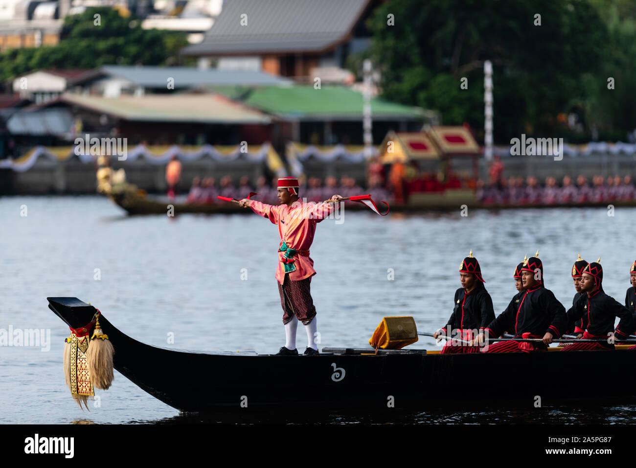 Bangkok, Thaïlande - 21 octobre 2019 : Thai royal barges participer à une procession de Bangkok sur la rivière Chao Phraya. Banque D'Images