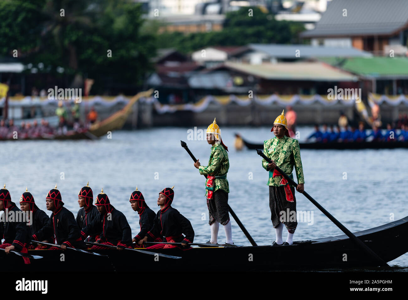 Bangkok, Thaïlande - 21 octobre 2019 : Thai royal barges participer à une procession de Bangkok sur la rivière Chao Phraya. Banque D'Images