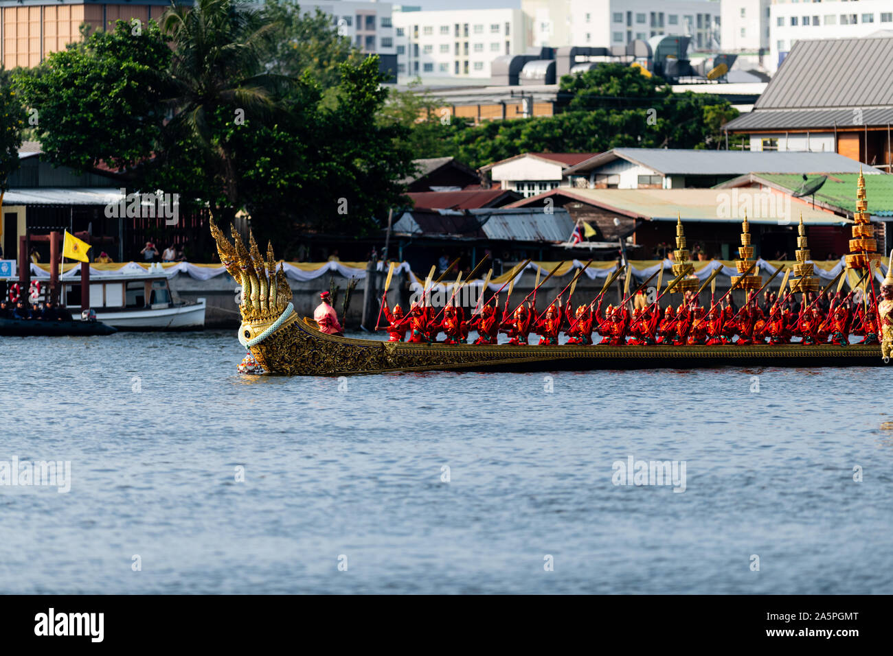 Bangkok, Thaïlande - 21 octobre 2019 : Thai royal barges participer à une procession de Bangkok sur la rivière Chao Phraya. Banque D'Images