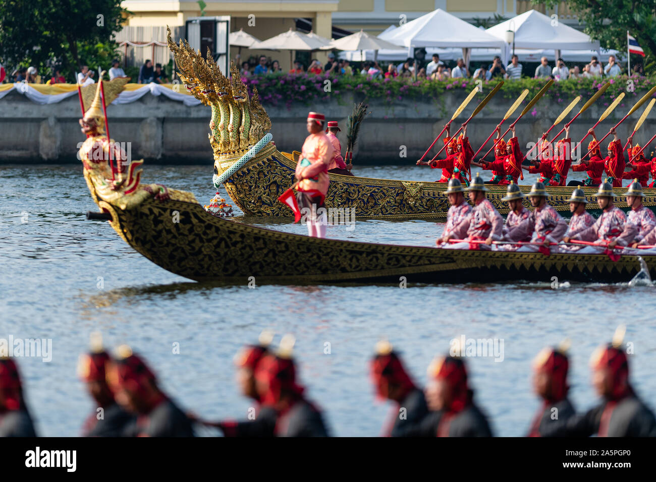 Bangkok, Thaïlande - 21 octobre 2019 : Thai royal barges participer à une procession de Bangkok sur la rivière Chao Phraya. Banque D'Images