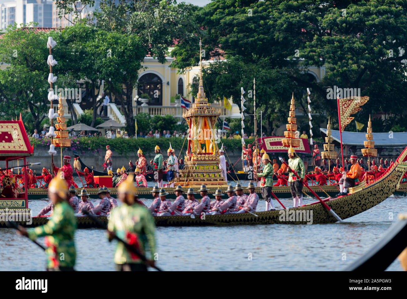 Bangkok, Thaïlande - 21 octobre 2019 : Thai royal barges participer à une procession de Bangkok sur la rivière Chao Phraya. Banque D'Images