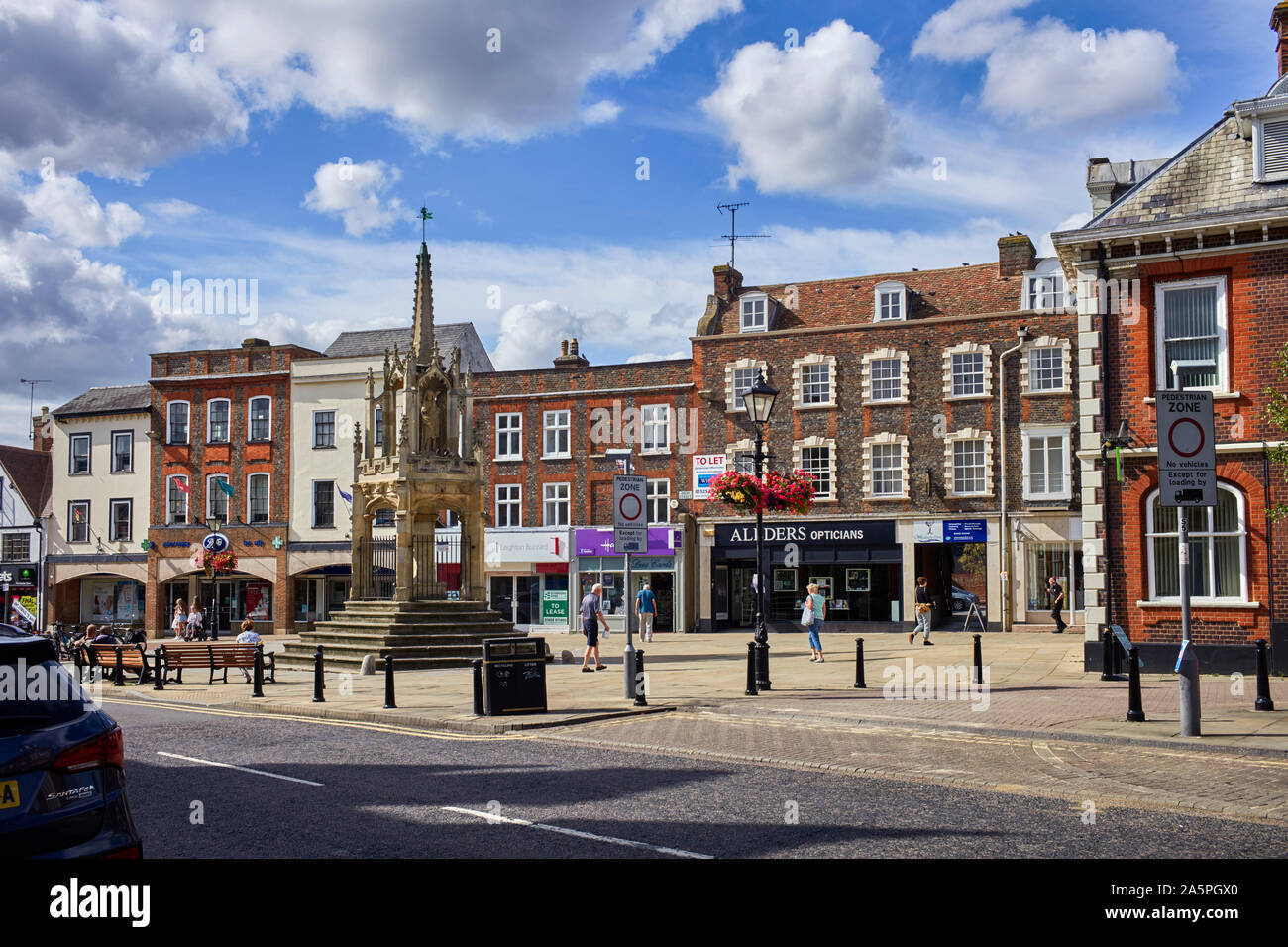 La croix et la rue principale à Leighton Buzzard Banque D'Images