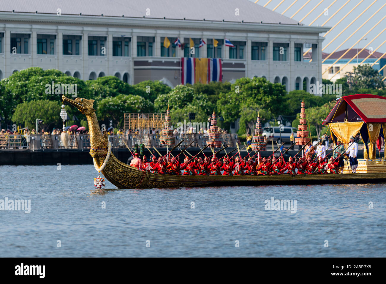 Bangkok, Thaïlande - 21 octobre 2019 : Thai royal barges participer à une procession de Bangkok sur la rivière Chao Phraya. Banque D'Images