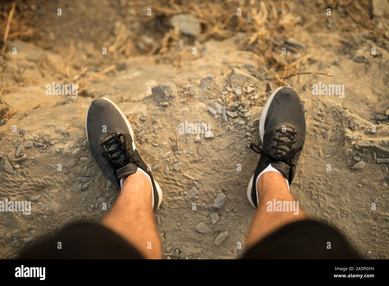 Homme portant des chaussures de Banque D'Images