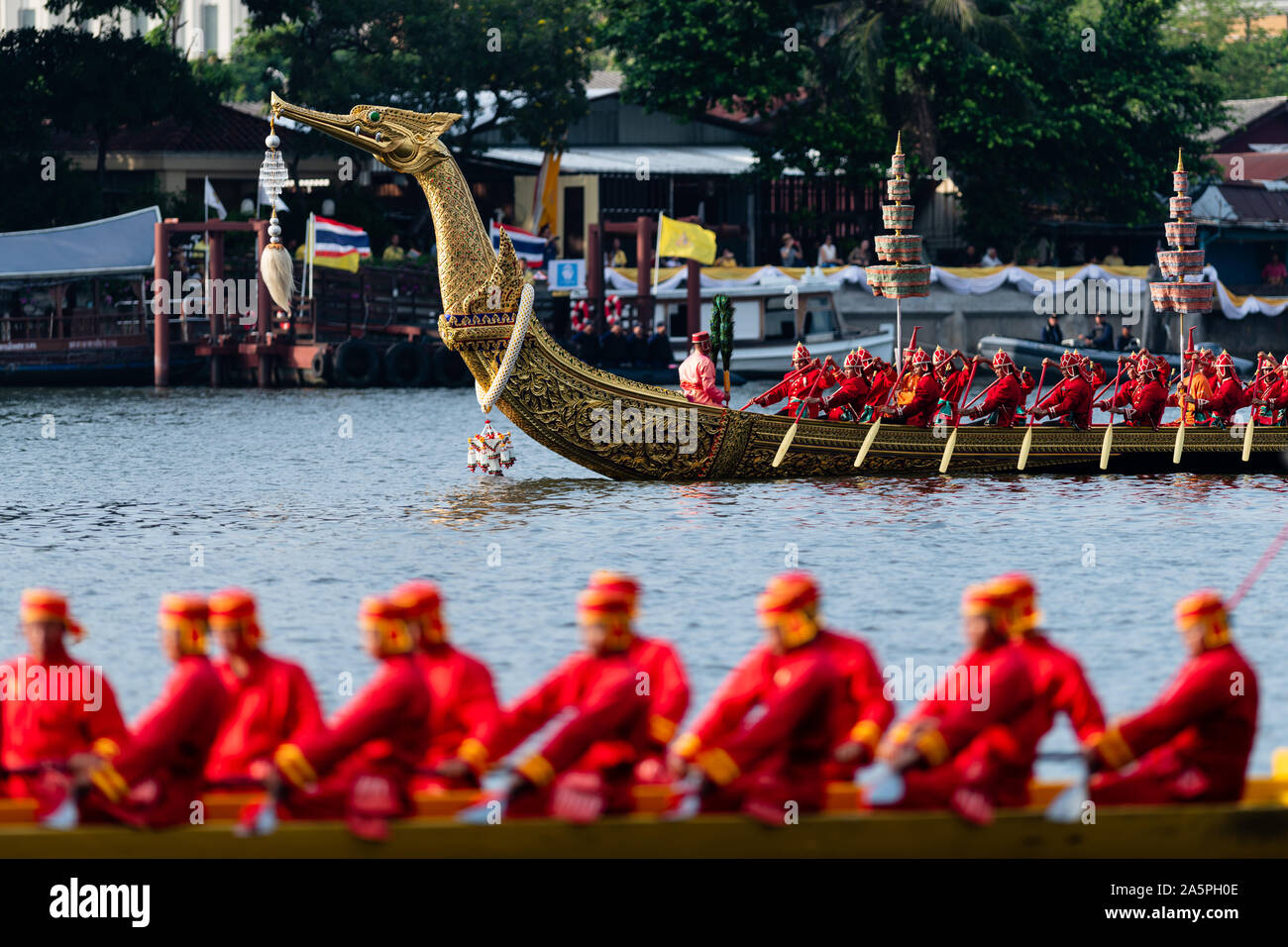 Bangkok, Thaïlande - 21 octobre 2019 : Thai royal barges participer à une procession de Bangkok sur la rivière Chao Phraya. Banque D'Images