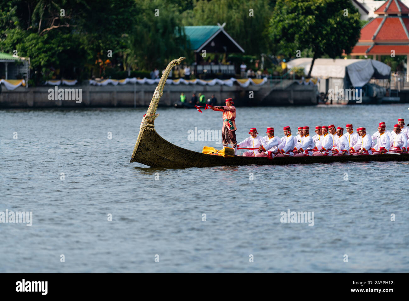 Bangkok, Thaïlande - 21 octobre 2019 : Thai royal barges participer à une procession de Bangkok sur la rivière Chao Phraya. Banque D'Images