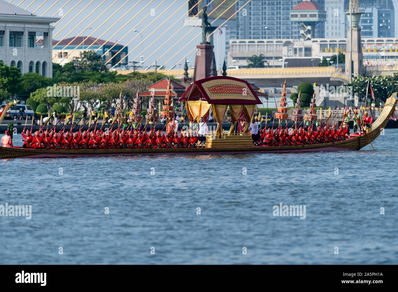Bangkok, Thaïlande - 21 octobre 2019 : Thai royal barges participer à une procession de Bangkok sur la rivière Chao Phraya. Banque D'Images