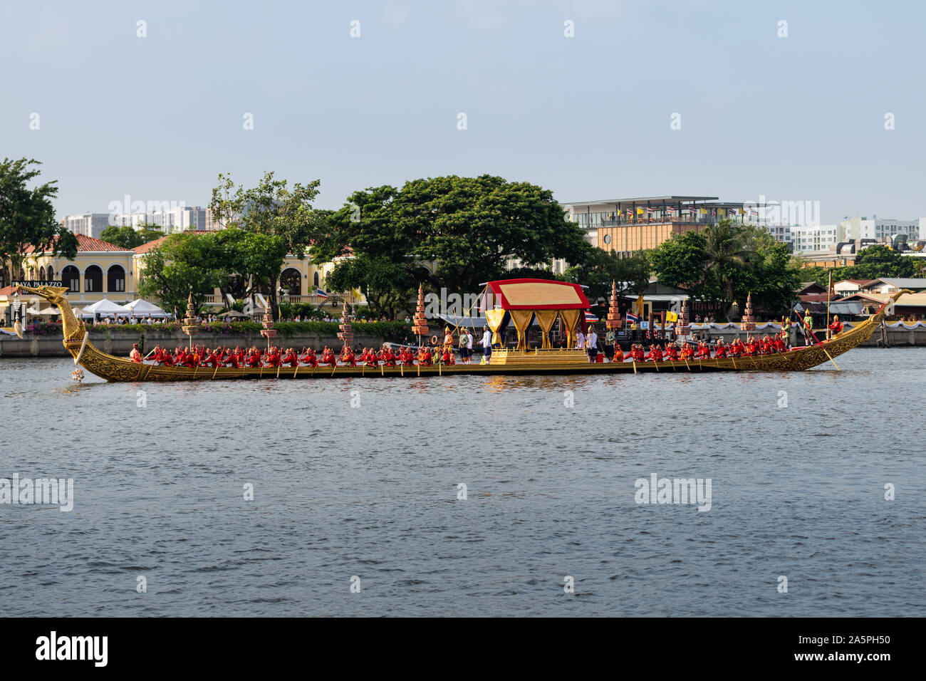 Bangkok, Thaïlande - 21 octobre 2019 : Thai royal barges participer à une procession de Bangkok sur la rivière Chao Phraya. Banque D'Images