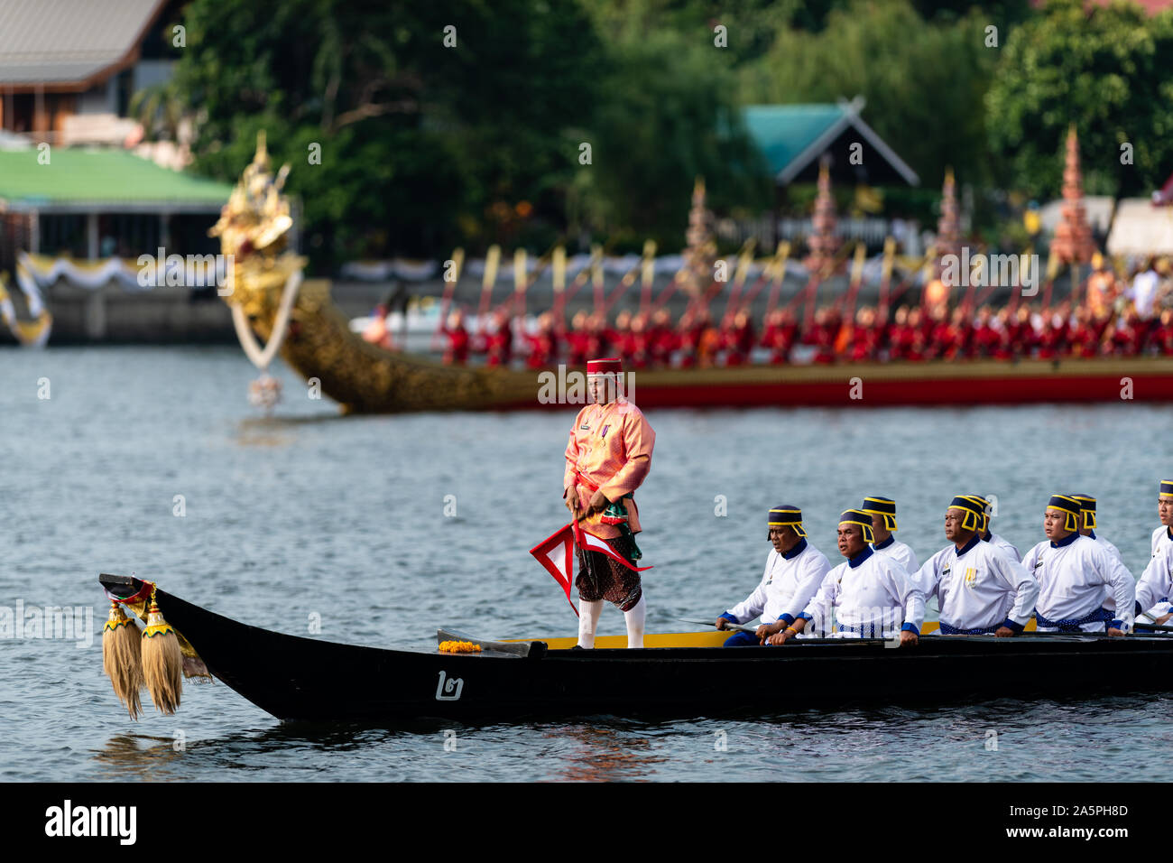 Bangkok, Thaïlande - 21 octobre 2019 : Thai royal barges participer à une procession de Bangkok sur la rivière Chao Phraya. Banque D'Images