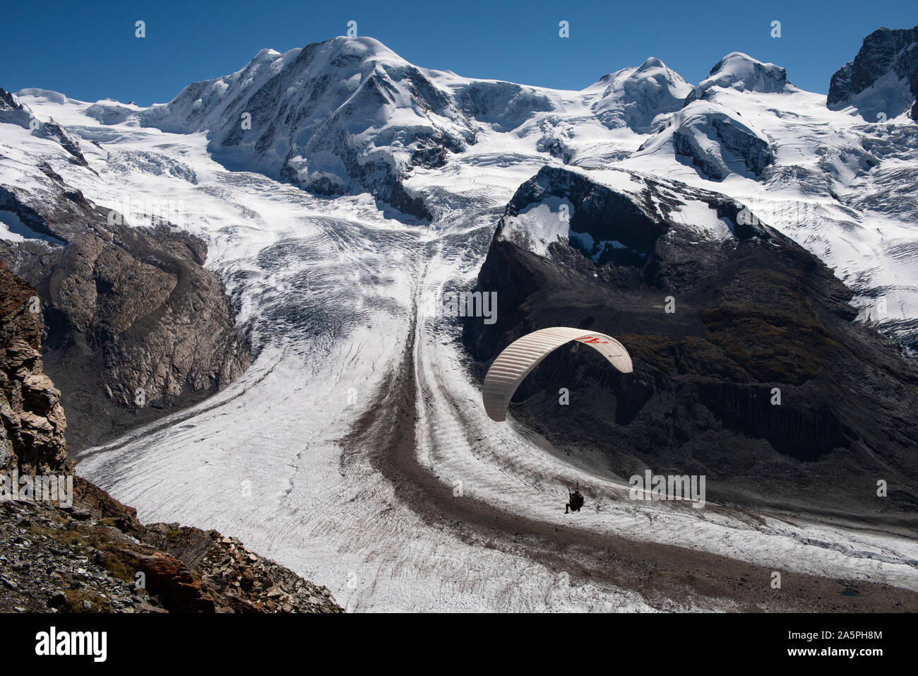 Gornergrat montrant Air Taxi Deltaplane parapente au-dessus de Monte Rossa et massif du Cervin, au-dessus de Zermatt en Suisse. Septembre 2019 Le Gorner Gl Banque D'Images Gornergrat montrant Air Taxi Deltaplane parapente au-dessus de Monte Rossa et massif du Cervin, au-dessus de Zermatt en Suisse. Septembre 2019 Le Gorner Gl Banque D'Images