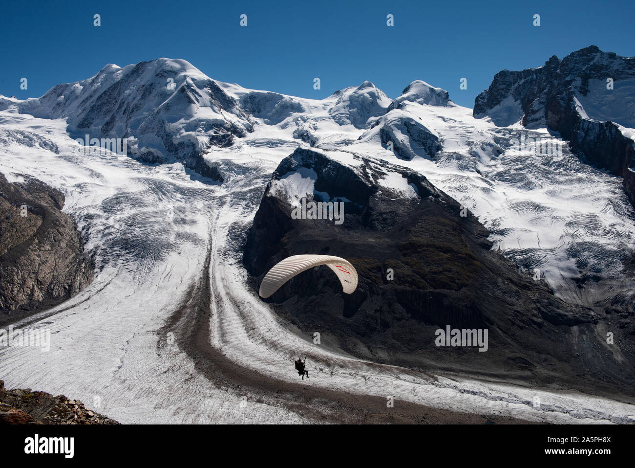 Gornergrat montrant Air Taxi Deltaplane parapente au-dessus de Monte Rossa et massif du Cervin, au-dessus de Zermatt en Suisse. Septembre 2019 Le Gorner Gl Banque D'Images Gornergrat montrant Air Taxi Deltaplane parapente au-dessus de Monte Rossa et massif du Cervin, au-dessus de Zermatt en Suisse. Septembre 2019 Le Gorner Gl Banque D'Images