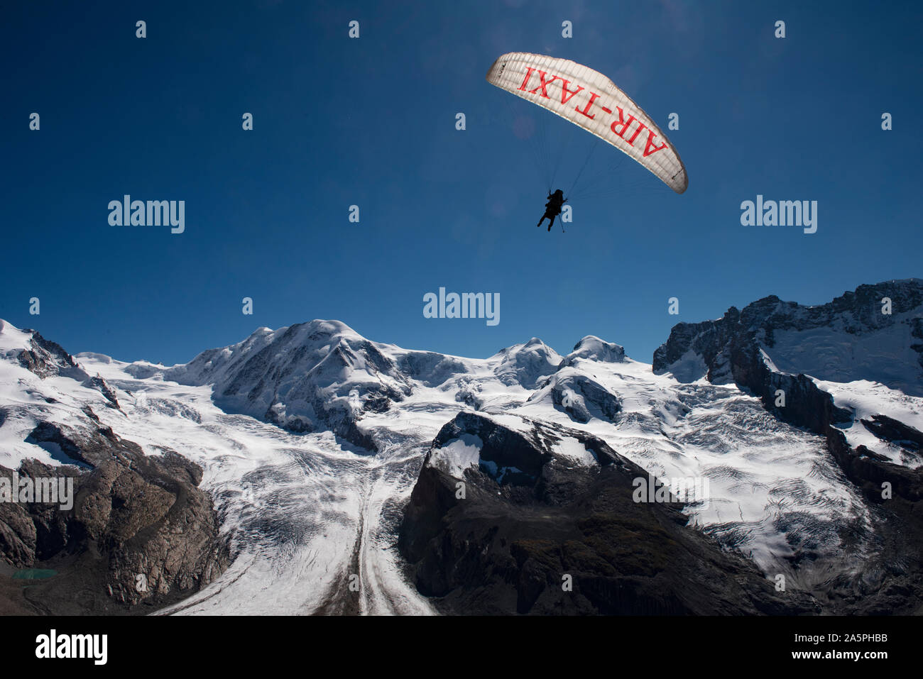 Gornergrat montrant Air Taxi Deltaplane parapente au-dessus de Monte Rossa et massif du Cervin, au-dessus de Zermatt en Suisse. Septembre 2019 Le Gorner Gl Banque D'Images Gornergrat montrant Air Taxi Deltaplane parapente au-dessus de Monte Rossa et massif du Cervin, au-dessus de Zermatt en Suisse. Septembre 2019 Le Gorner Gl Banque D'Images