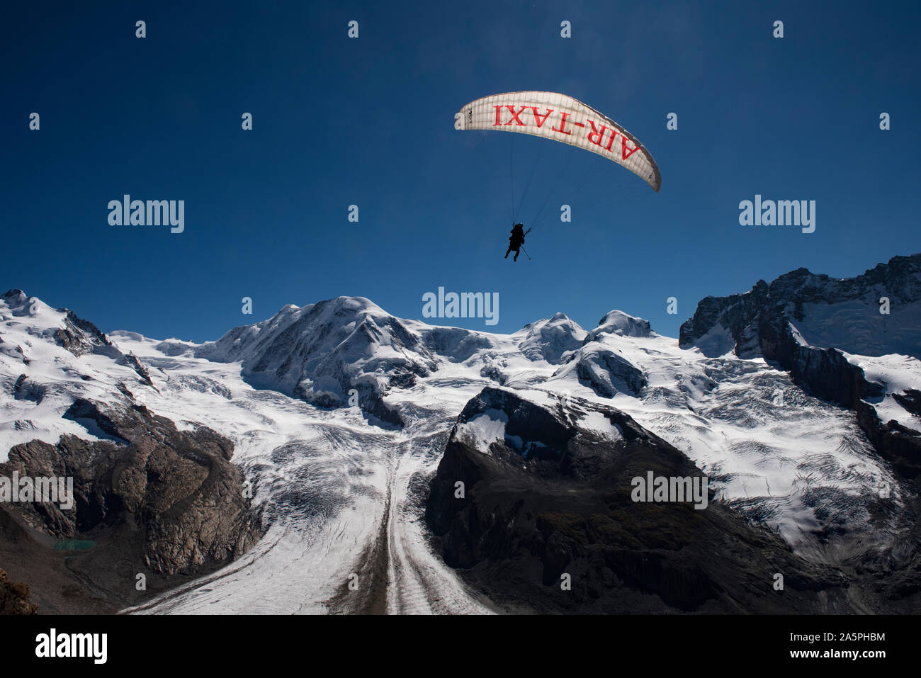 Gornergrat montrant Air Taxi Deltaplane parapente au-dessus de Monte Rossa et massif du Cervin, au-dessus de Zermatt en Suisse. Septembre 2019 Le Gorner Gl Banque D'Images Gornergrat montrant Air Taxi Deltaplane parapente au-dessus de Monte Rossa et massif du Cervin, au-dessus de Zermatt en Suisse. Septembre 2019 Le Gorner Gl Banque D'Images