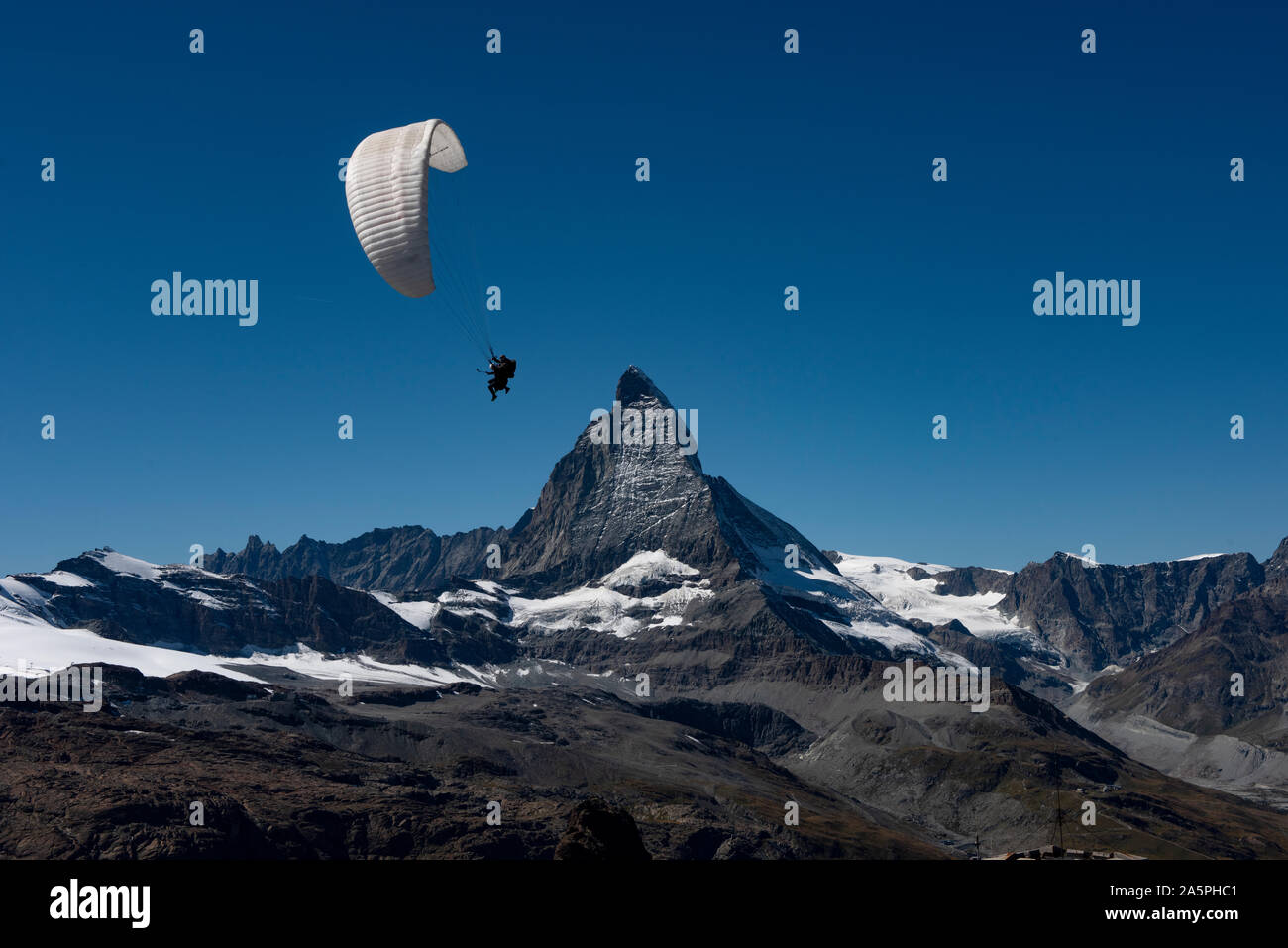 Gornergrat montrant Air Taxi Deltaplane parapente au-dessus de Monte Rossa et massif du Cervin, au-dessus de Zermatt en Suisse. Septembre 2019 Le Gorner Gl Banque D'Images Gornergrat montrant Air Taxi Deltaplane parapente au-dessus de Monte Rossa et massif du Cervin, au-dessus de Zermatt en Suisse. Septembre 2019 Le Gorner Gl Banque D'Images