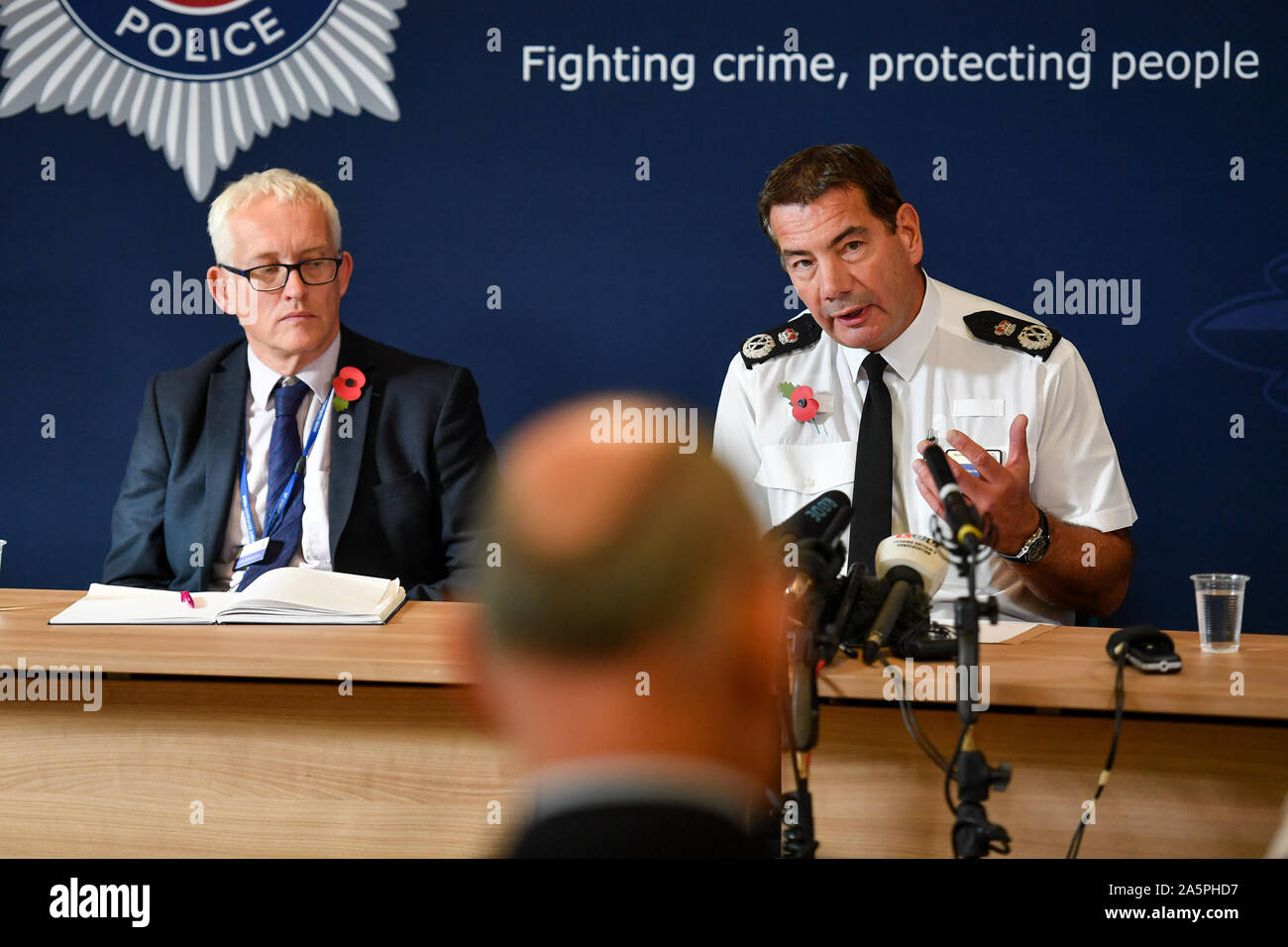 Chef de la police de Northamptonshire Police, Nick Adderley (droite), s'exprimant au cours d'une conférence de presse au QG de la Police à Northamptonshire, Northampton Wootton Hall sur la mort de Harry Dunn. Banque D'Images