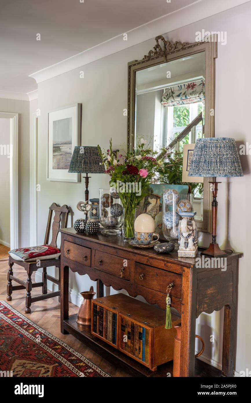 Bahut en bois ancien et des lampes . Banque D'Images