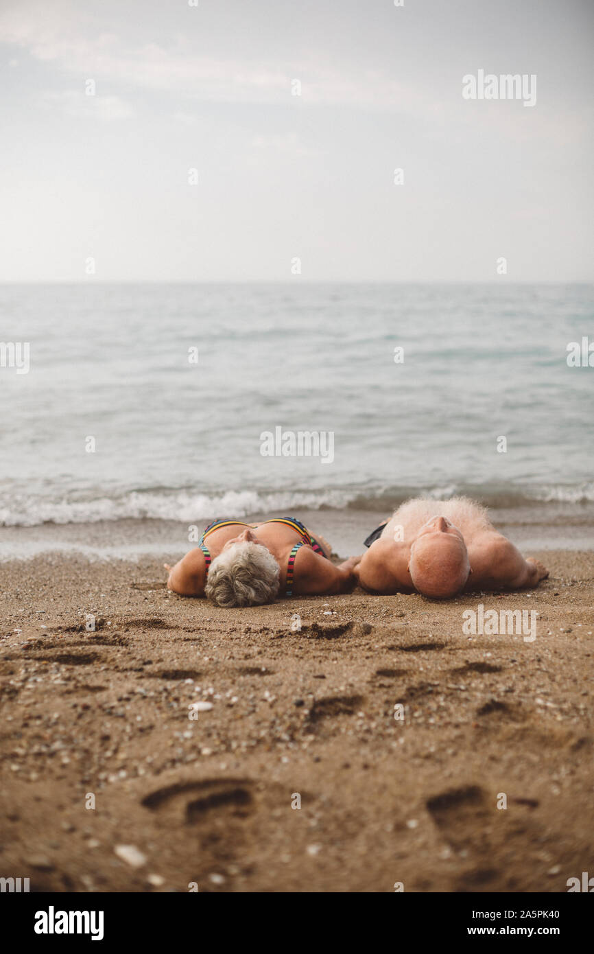 Senior couple at beach Banque D'Images