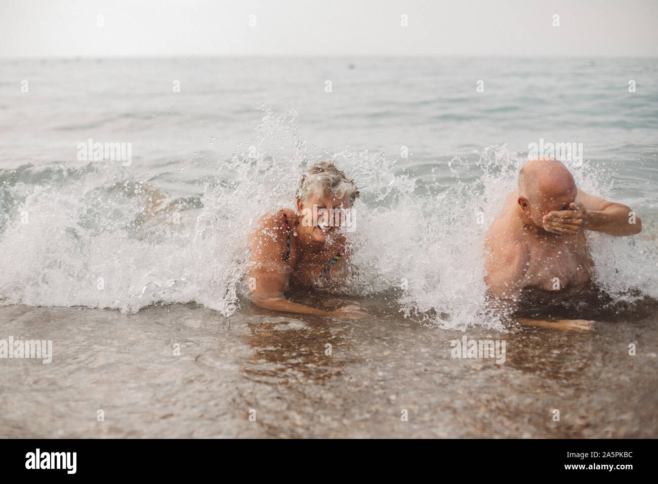 Senior couple baignade en mer Banque D'Images