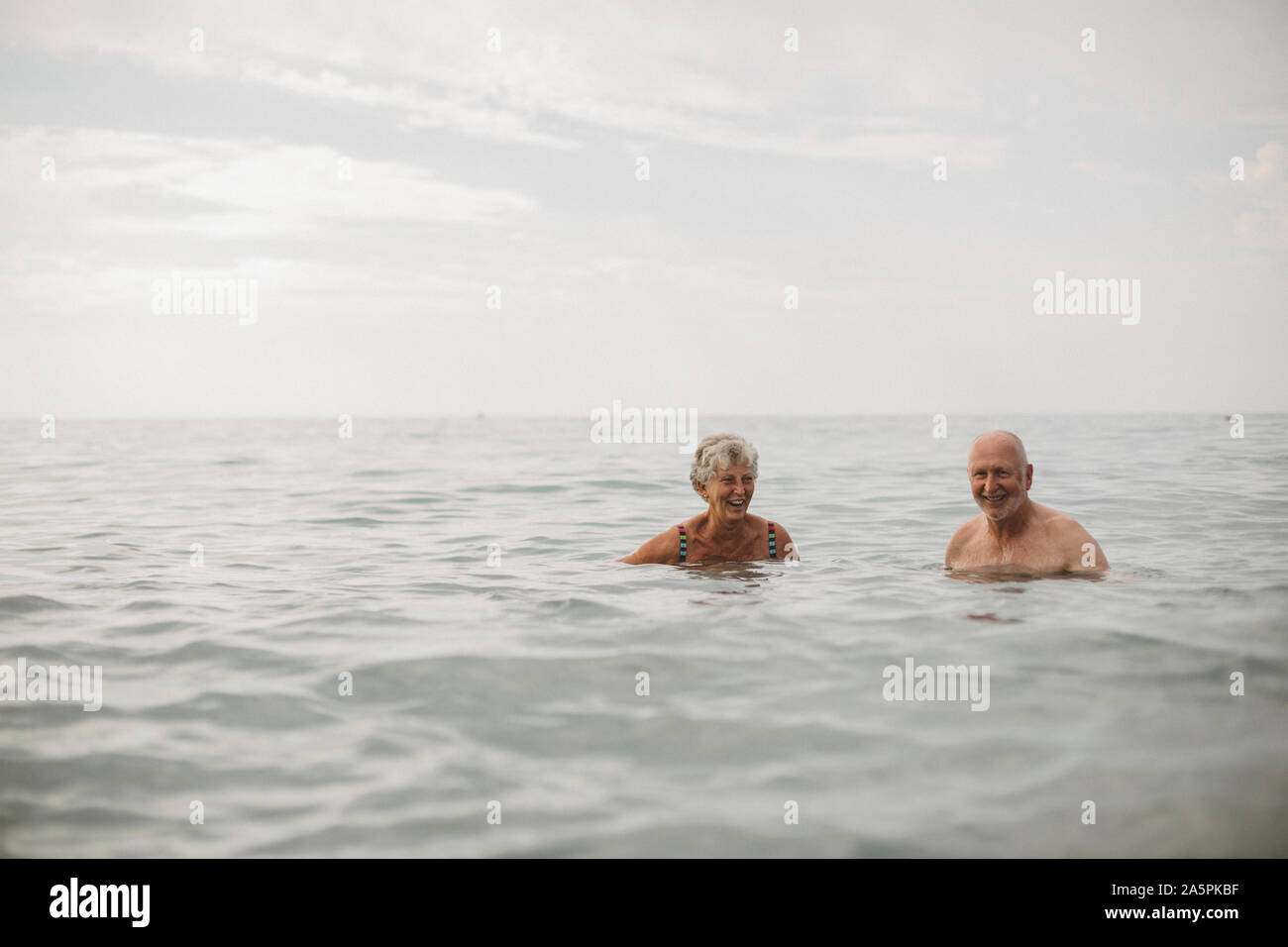Senior couple baignade en mer Banque D'Images