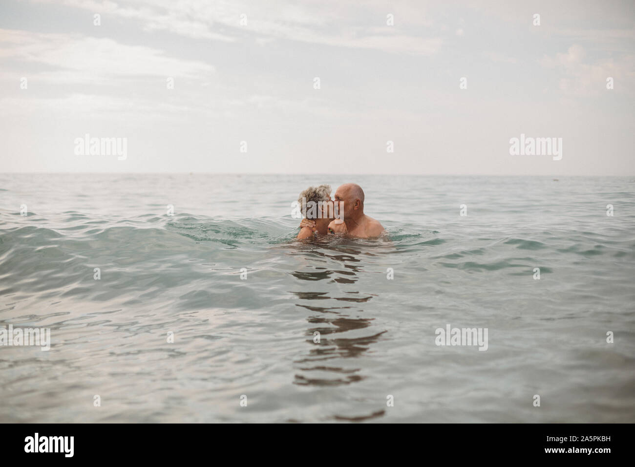 Senior couple baignade en mer Banque D'Images