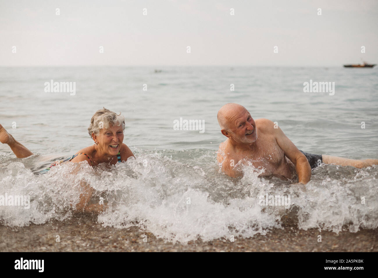 Senior couple baignade en mer Banque D'Images