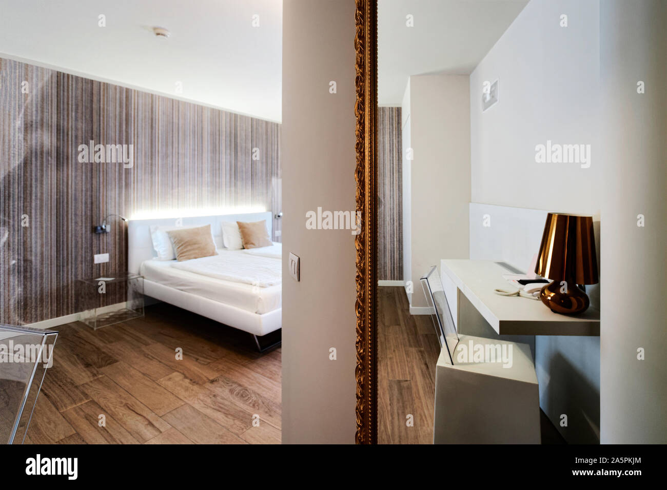 L'intérieur de chambre à coucher avec un mobilier design moderne dans l'hôtel Italie Banque D'Images