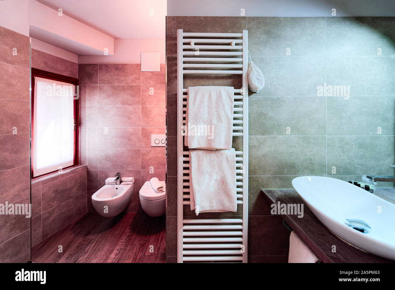Salle de bains design moderne blanc de l'intérieur de luxe Italie Banque D'Images