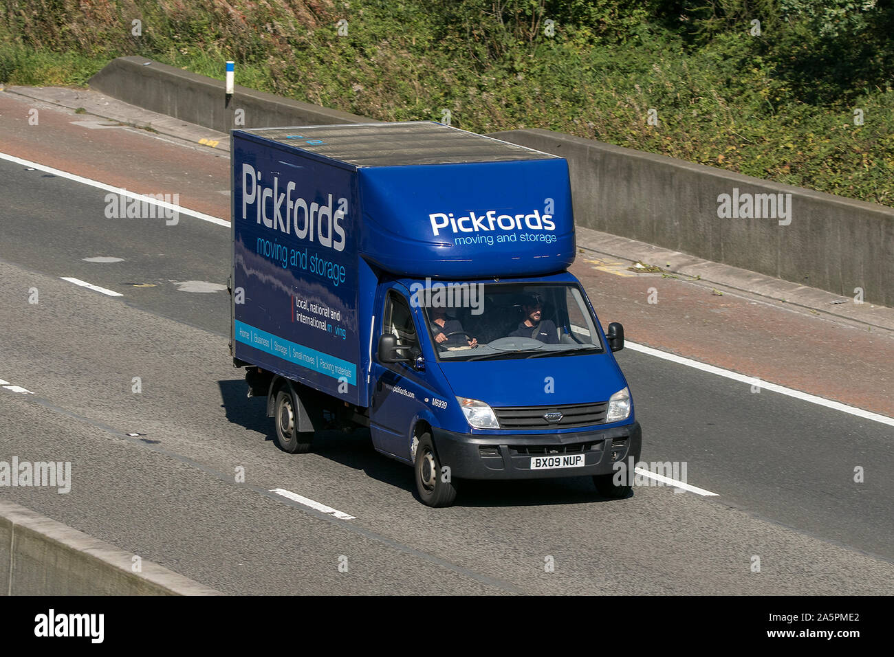 Déménagement et entreposage Pickfords luton van ford véhicule roulant sur l'autoroute M6 près de Preston dans le Lancashire, Royaume-Uni Banque D'Images Déménagement et entreposage Pickfords luton van ford véhicule roulant sur l'autoroute M6 près de Preston dans le Lancashire, Royaume-Uni Banque D'Images