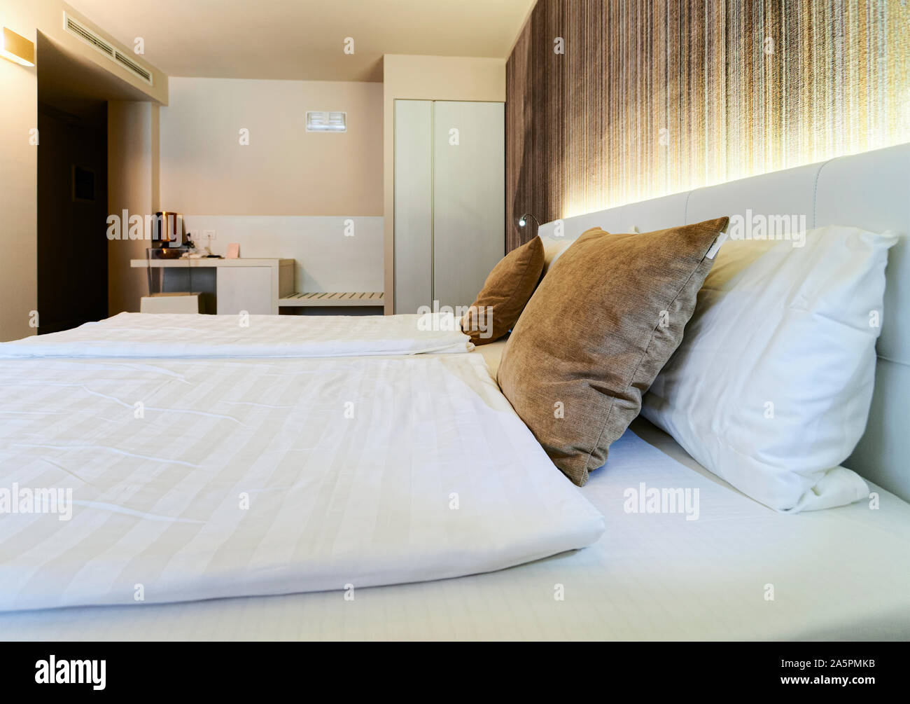 L'intérieur de chambre à coucher et d'un mobilier design moderne hôtel Italie Banque D'Images