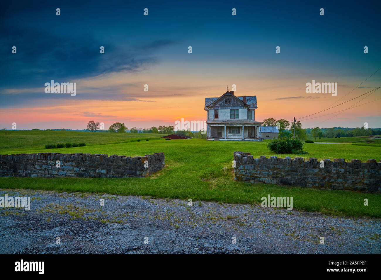 Vieille ferme abandonnée au crépuscule. Banque D'Images