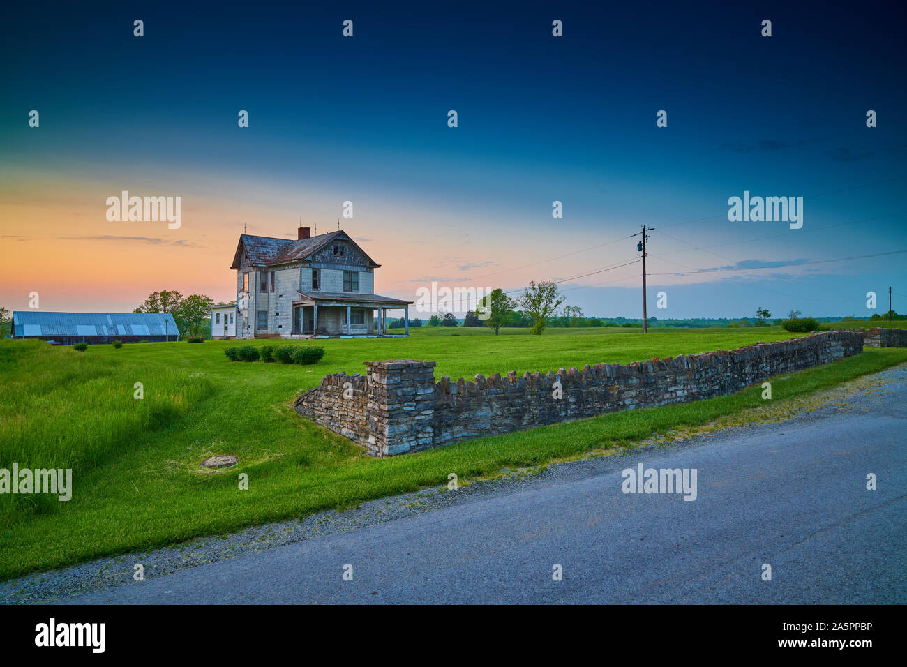 Vieille ferme abandonnée au crépuscule. Banque D'Images