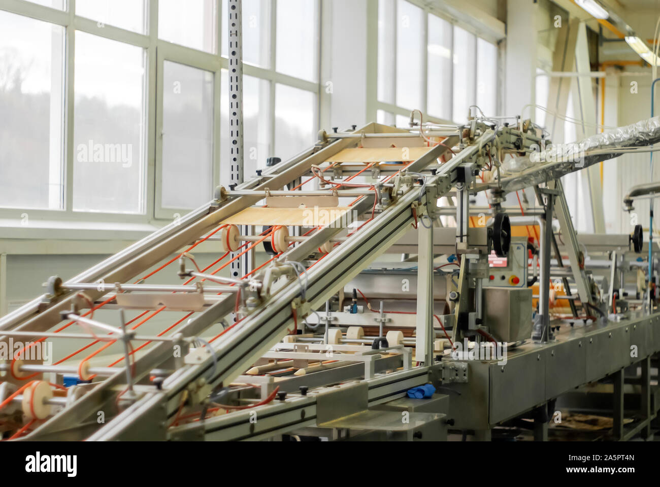 Machine à gaufres industrielles en mouvement Photo Stock - Alamy