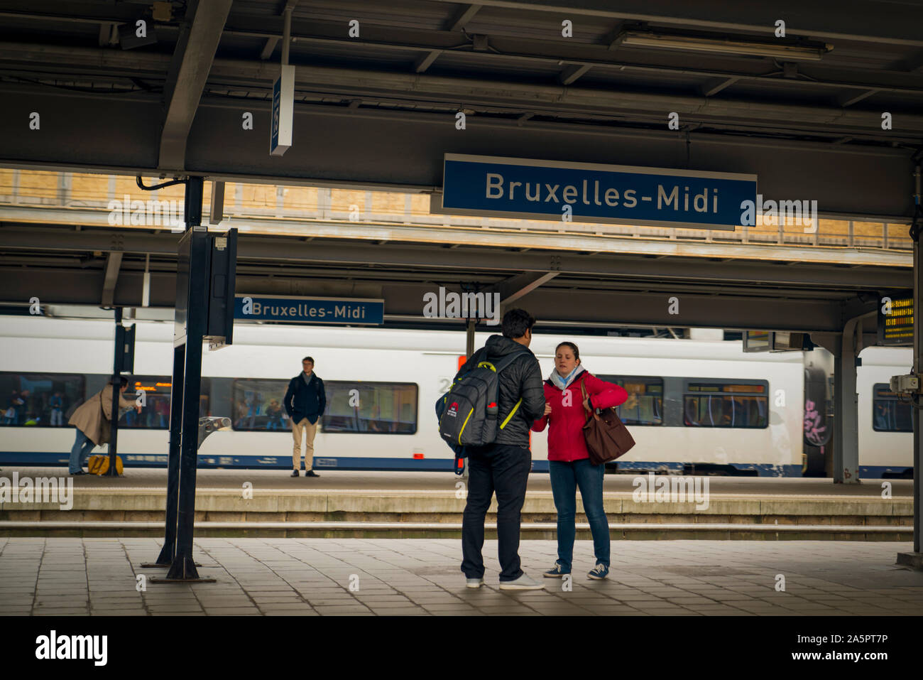 Bruxelles, Belgique - 11 octobre 2019 : Bruxelles Gare du Midi signe et les passagers qui attendent autour. Banque D'Images