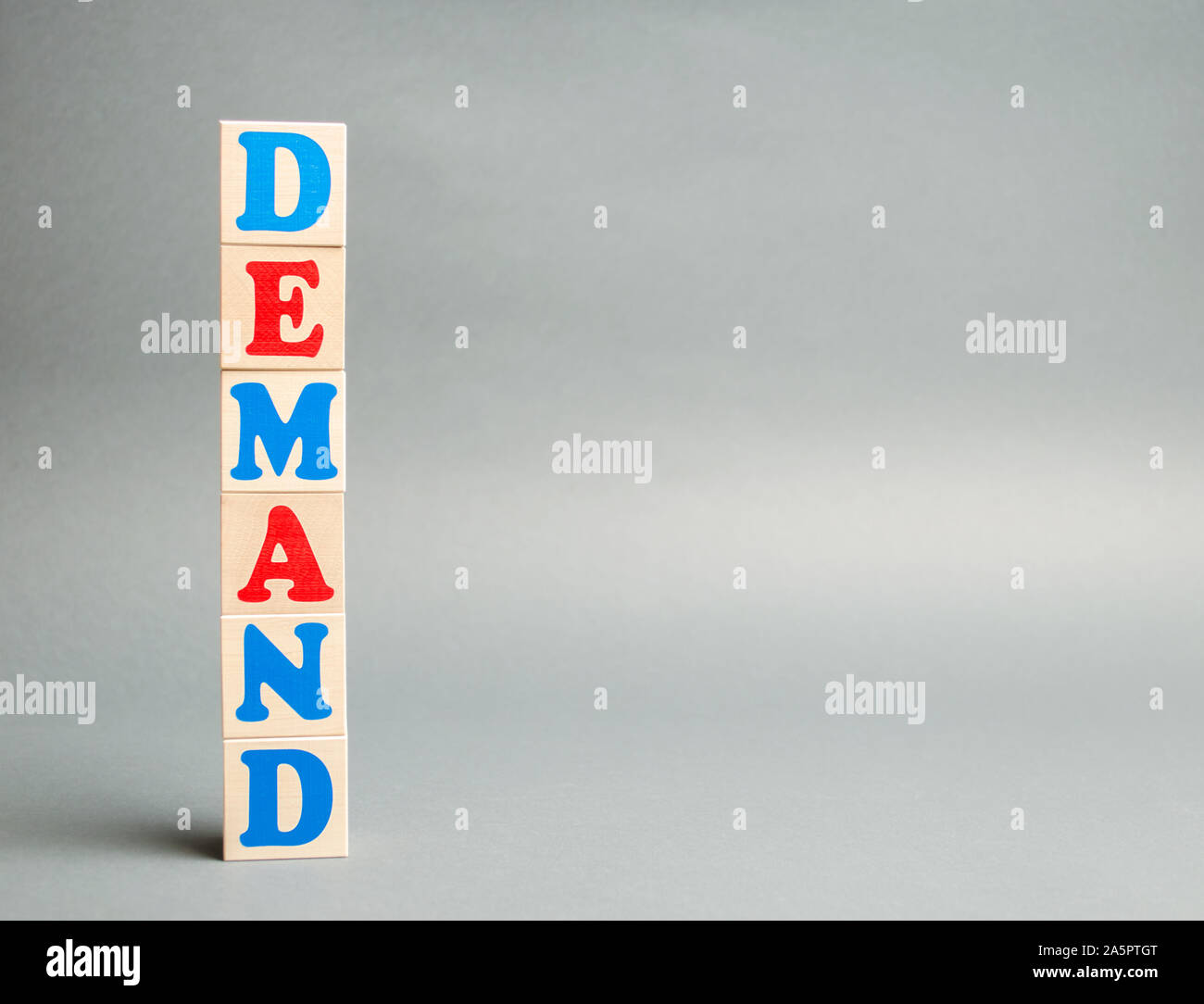 Blocs en bois avec le mot de la demande. Le concept de la demande de biens ou services. La relation entre le prix et la quantité des marchandises Banque D'Images