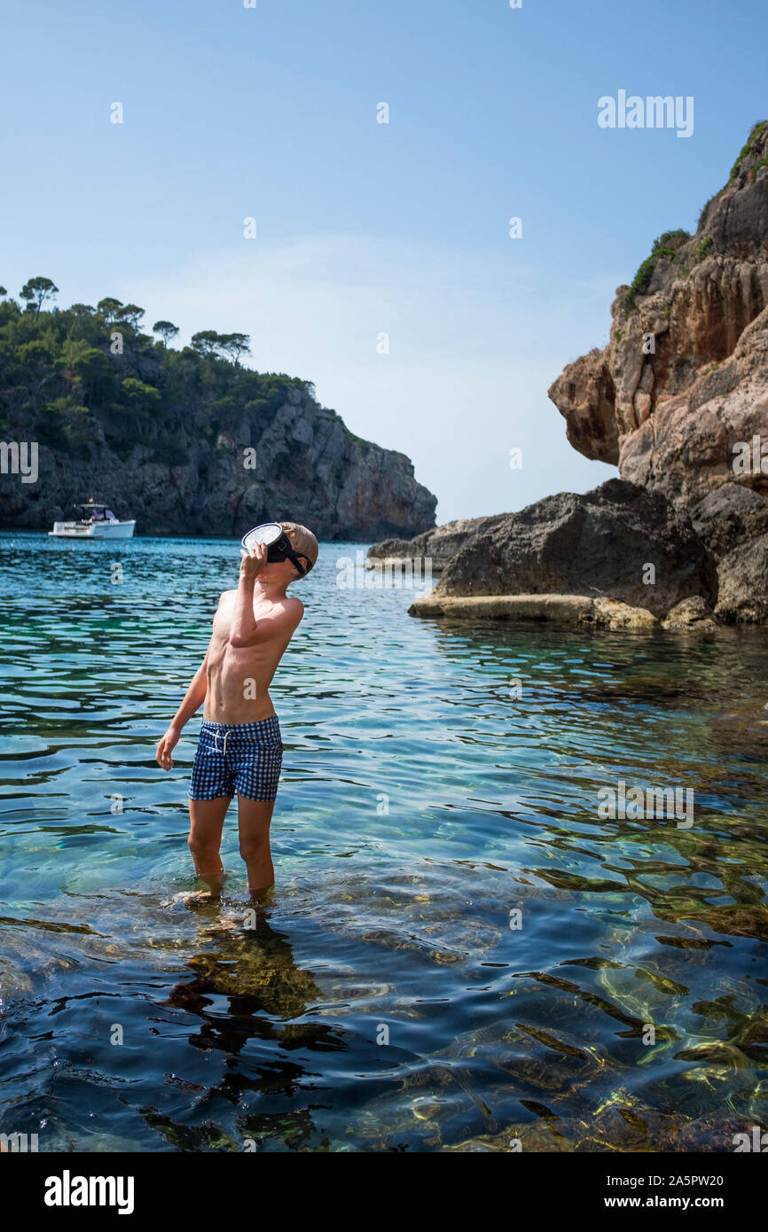 Boy wearing scuba mask Banque D'Images