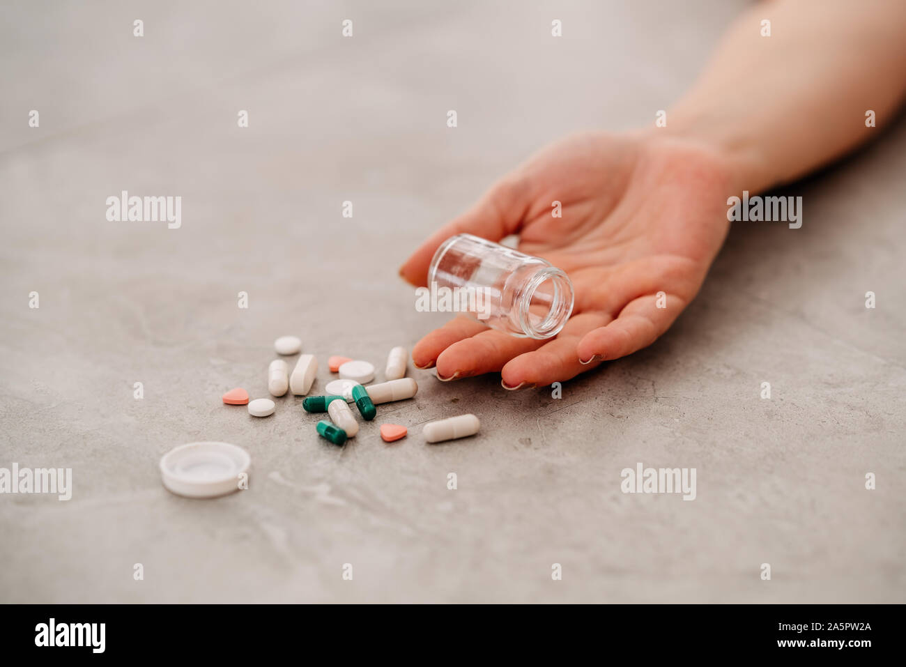 Prendre des médicaments (USA) et lying on floor avec des pilules. Banque D'Images