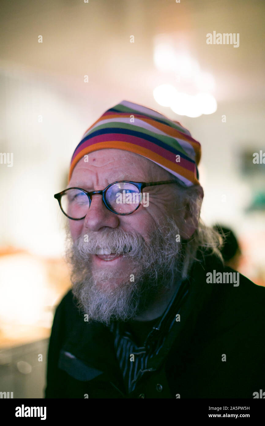 Homme barbu portant des lunettes Banque D'Images