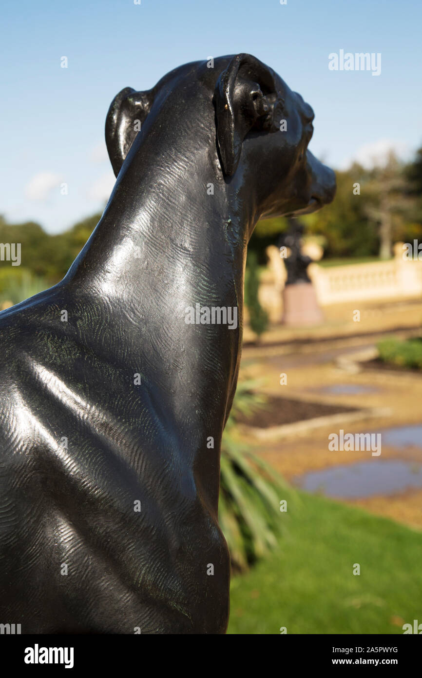 Statue de Prince Albert's favourite dog, Eos, par John Francis, l'Italien terrasses à Osborne House, Cowes, île de Wight, Royaume-Uni Banque D'Images